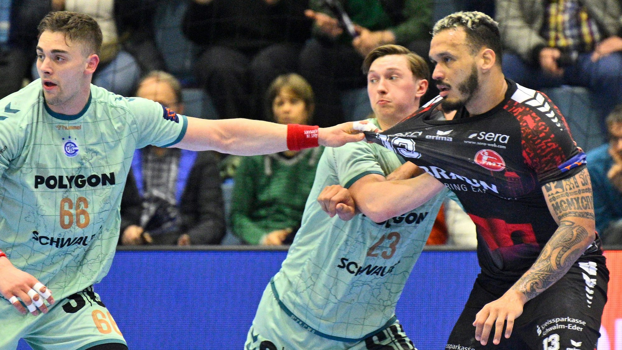 Abwehrszene mit Stepan Zeamn und Ole Pregler, die sich beide um den Melsunger Kreisläufer Rogeiro Moraes kümmern.