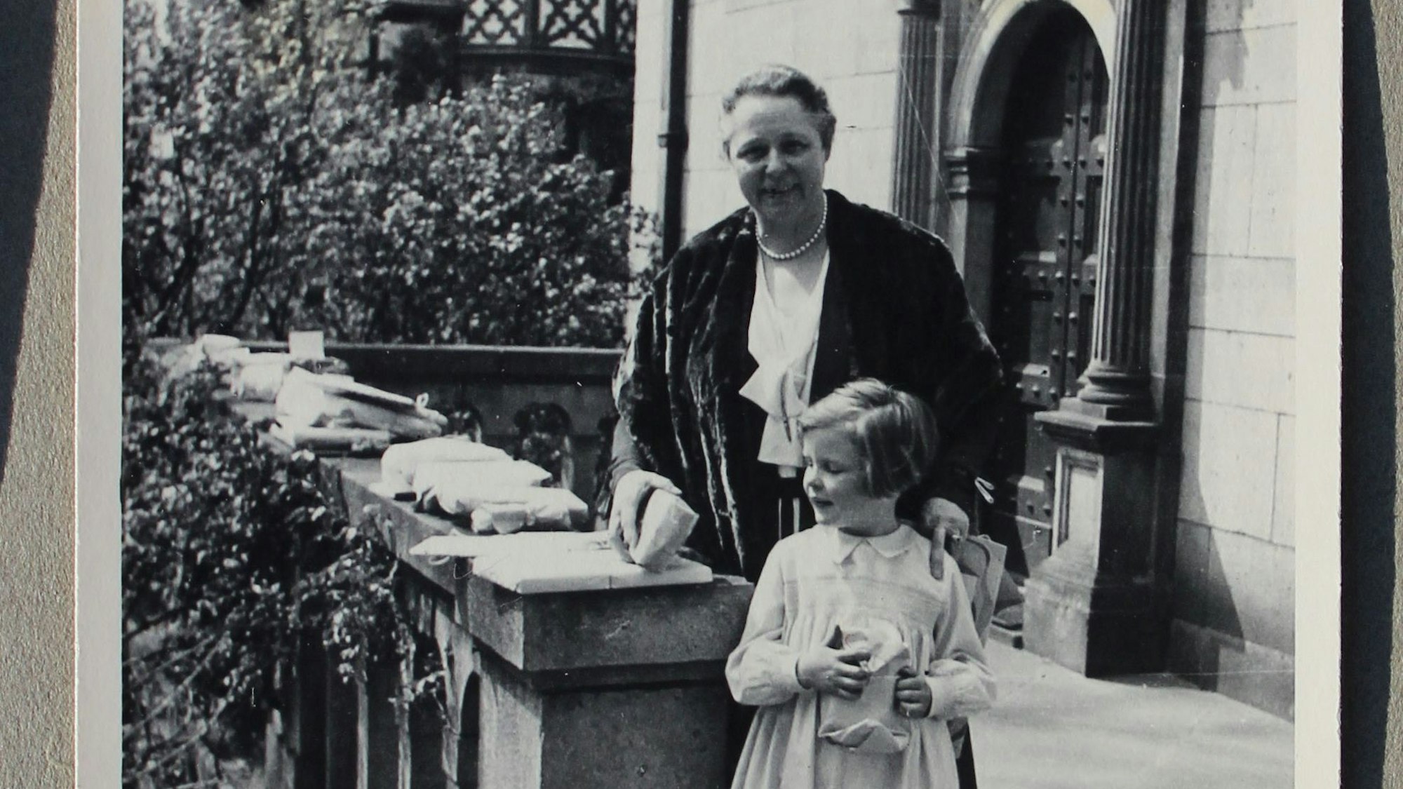 Ella von Guilleaume mit ihrer Enkelin Anfang der 1930er Jahr an ihrer Villa am Sachsenring