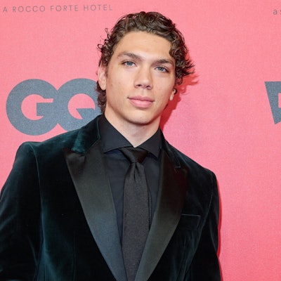 Elias Becker posiert für einen Fotografen.