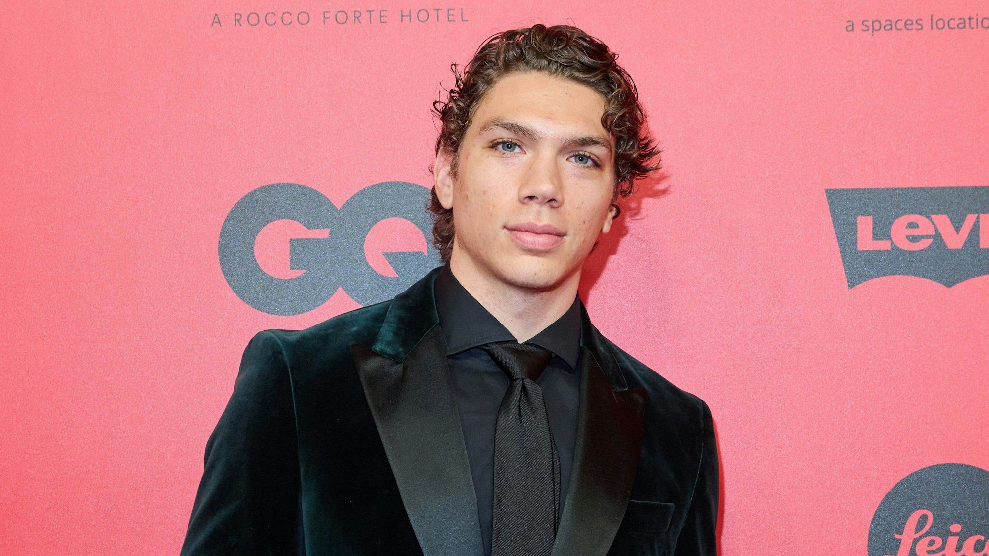 Elias Becker posiert für einen Fotografen.