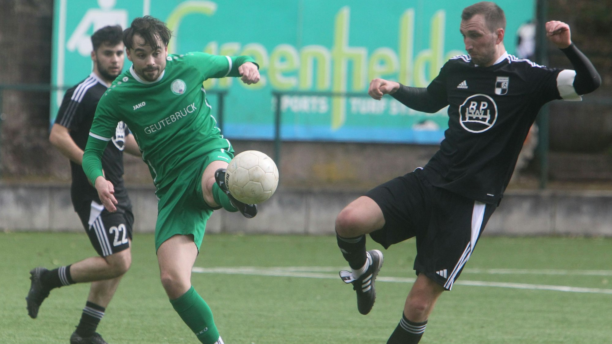 Nicolas Schwarz (links) und der FV Bad Honnef landen einen Befreiungsschlag.