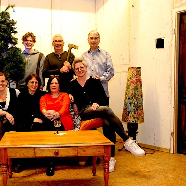Das Bild zeigt die Theatergruppe aus Freilingen. Ein Teil der Hobbydarsteller sitzt auf einem Sofa, die anderen Schauspieler stehen dahinter und haben die Requisite in der Hand.