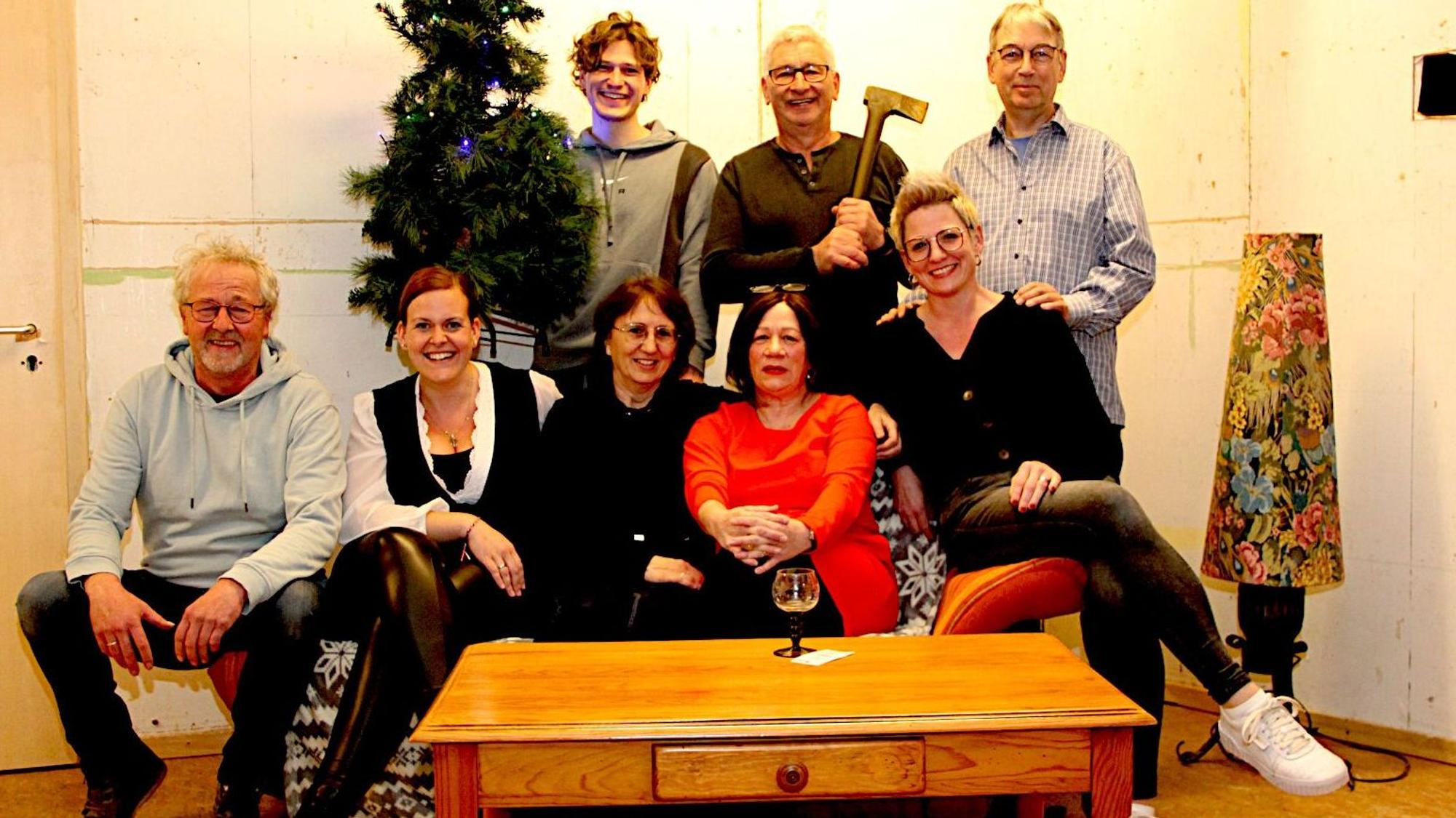 Das Bild zeigt die Theatergruppe aus Freilingen. Ein Teil der Hobbydarsteller sitzt auf einem Sofa, die anderen Schauspieler stehen dahinter und haben die Requisite in der Hand.