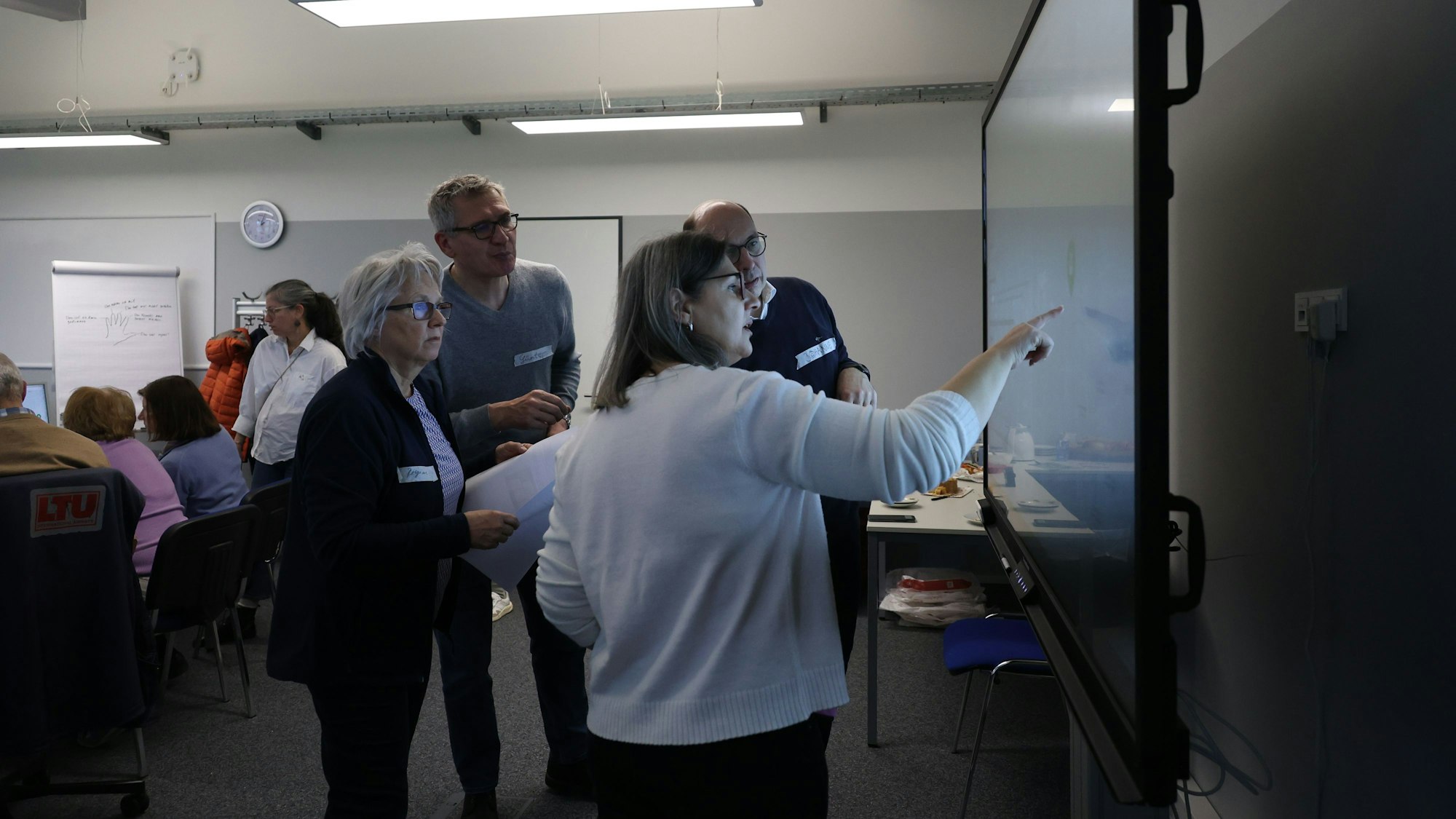 Menschen arbeiten in einem Raum zusammen.