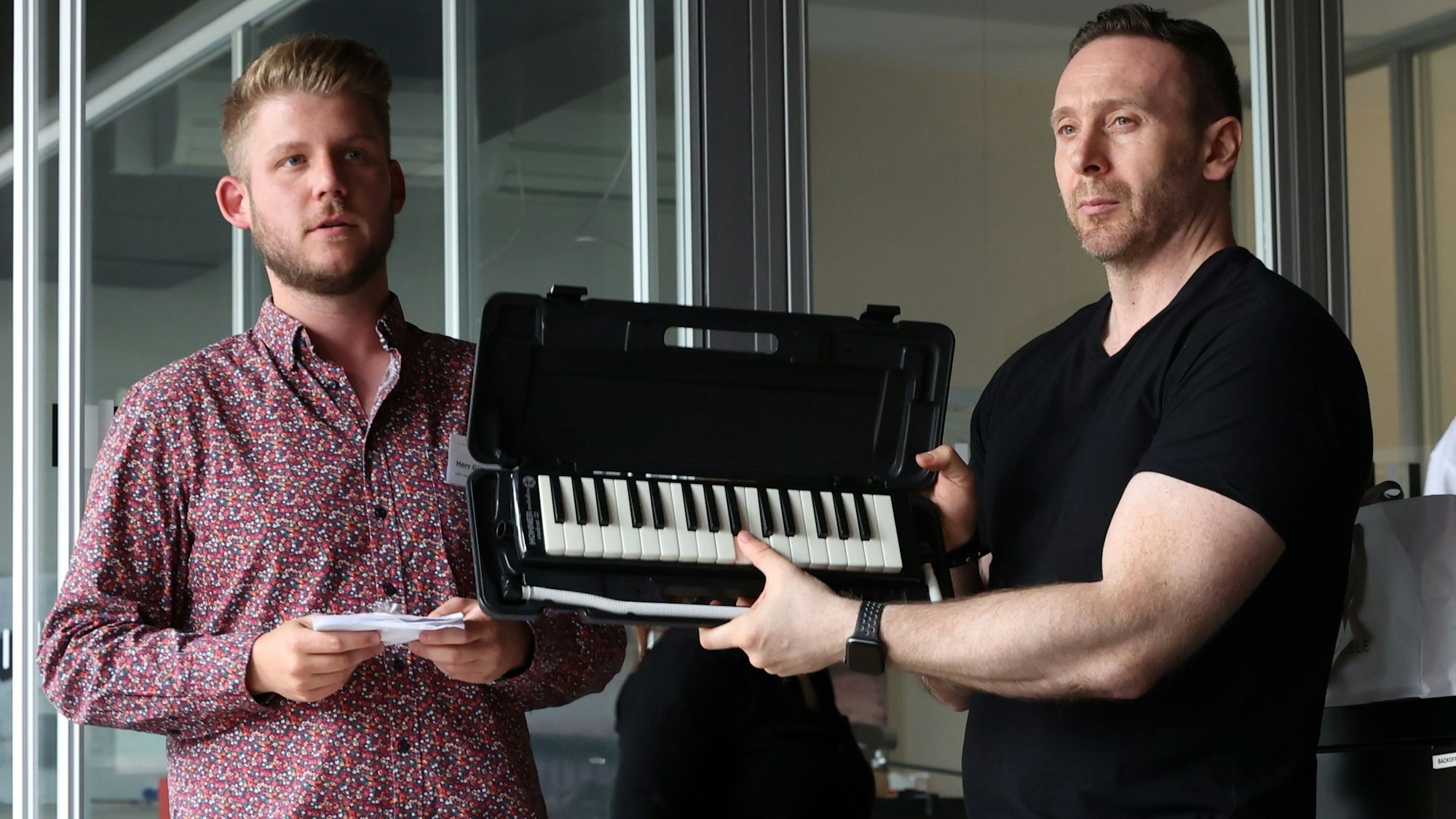 Auch im letzten Jahr hat das Fundbüro mit dem Leiter des Fundbüros Vincent Güte (links) Fundsachen versteigert. (Archivbild)