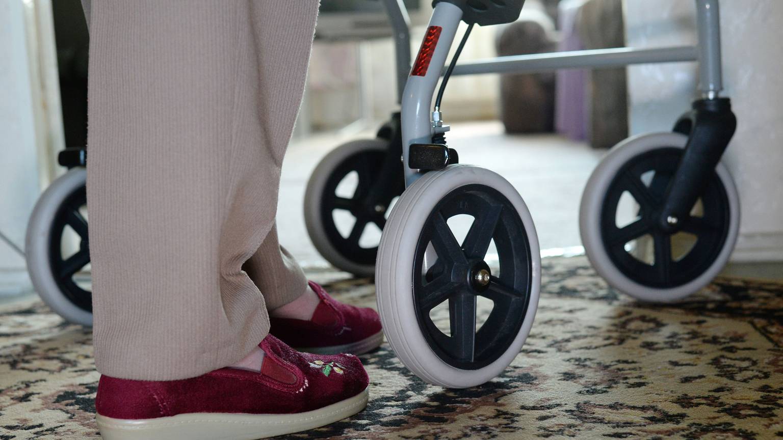 Frau am Rollator.
