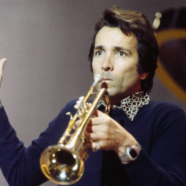 Herb Alpert spielt Trompete.