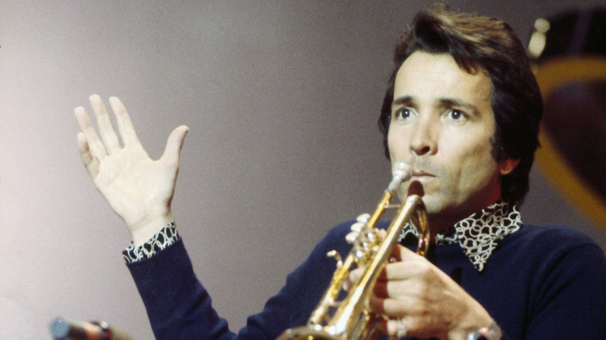 Herb Alpert spielt Trompete.
