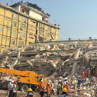 Rettungskräfte arbeiten Sky Villa Condo Gebäude, das bei dem Erdbeben vom Freitag eingestürzt ist.