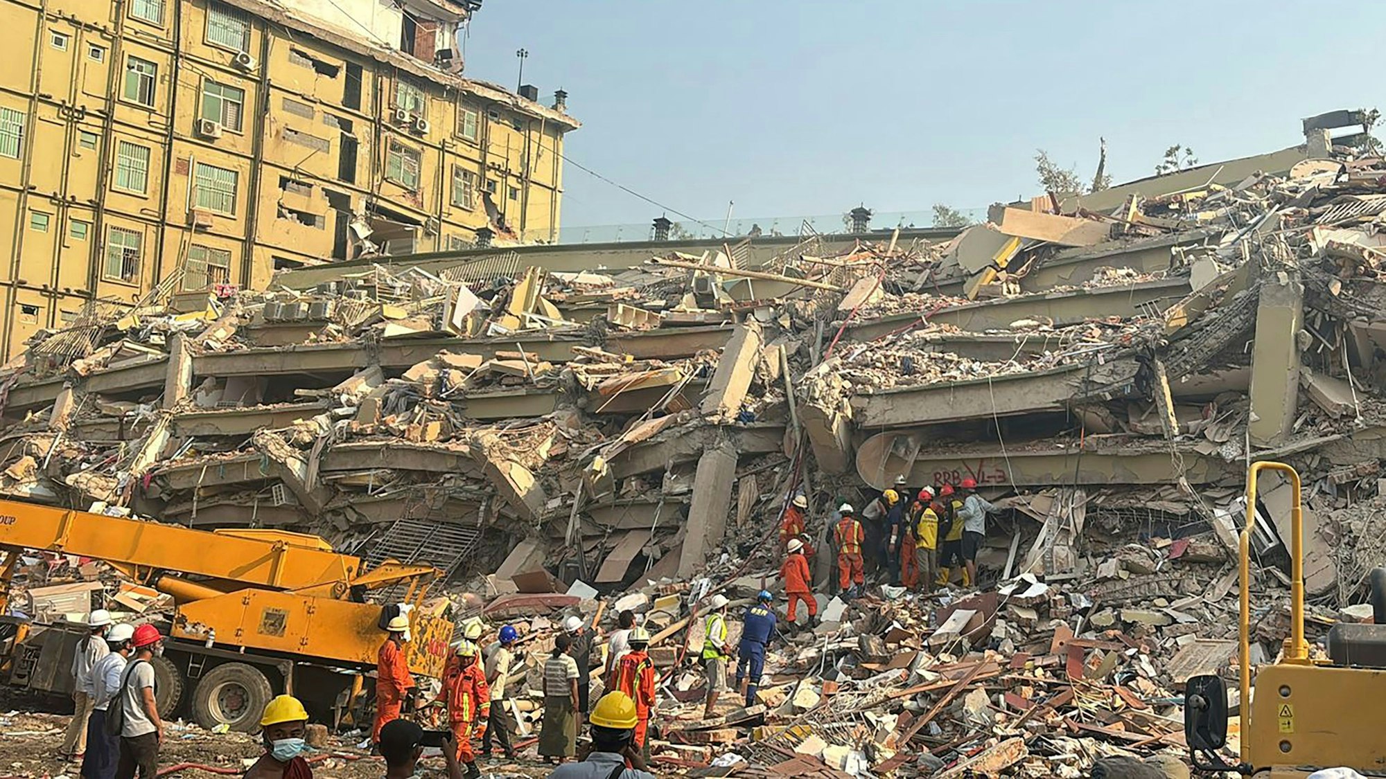 Rettungskräfte arbeiten Sky Villa Condo Gebäude, das bei dem Erdbeben vom Freitag eingestürzt ist.