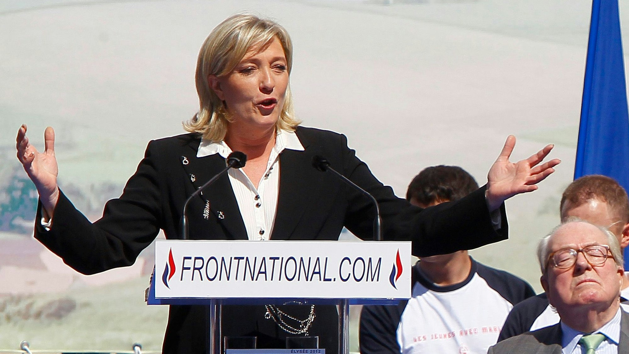 Die rechtsnationale französische Politikerin Marine Le Pen, flankiert von ihrem Vater Jean Marie le Pen, rechts, hält ihre Rede in der Oper während des traditionellen Maiaufmarsches.