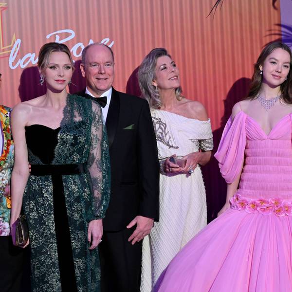 Fürstin Charlène, Fürst Albert II., Prinzessin Caroline sowie Prinzessin Alexandra mit Partner Ben-Sylvester Strautmann beim 69. Rosenball am 29. März 2025 im Salle des Étoiles in Monte-Carlo.