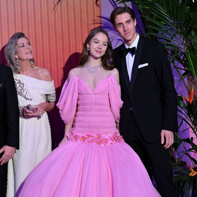 Fürstin Charlène, Fürst Albert II., Prinzessin Caroline sowie Prinzessin Alexandra mit Partner Ben-Sylvester Strautmann beim 69. Rosenball am 29. März 2025 im Salle des Étoiles in Monte-Carlo.