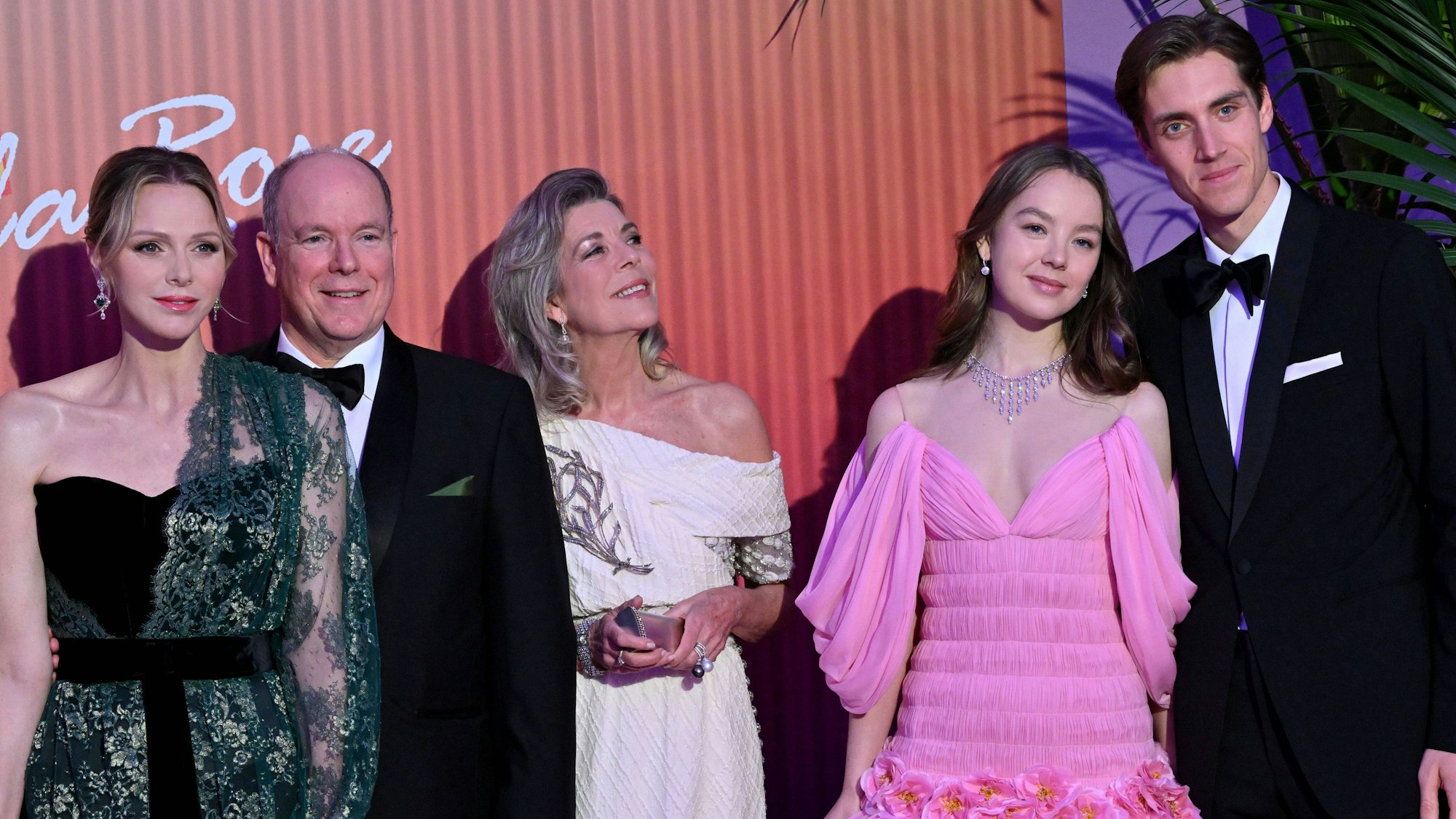 Fürstin Charlène, Fürst Albert II., Prinzessin Caroline sowie Prinzessin Alexandra mit Partner Ben-Sylvester Strautmann beim 69. Rosenball am 29. März 2025 im Salle des Étoiles in Monte-Carlo.