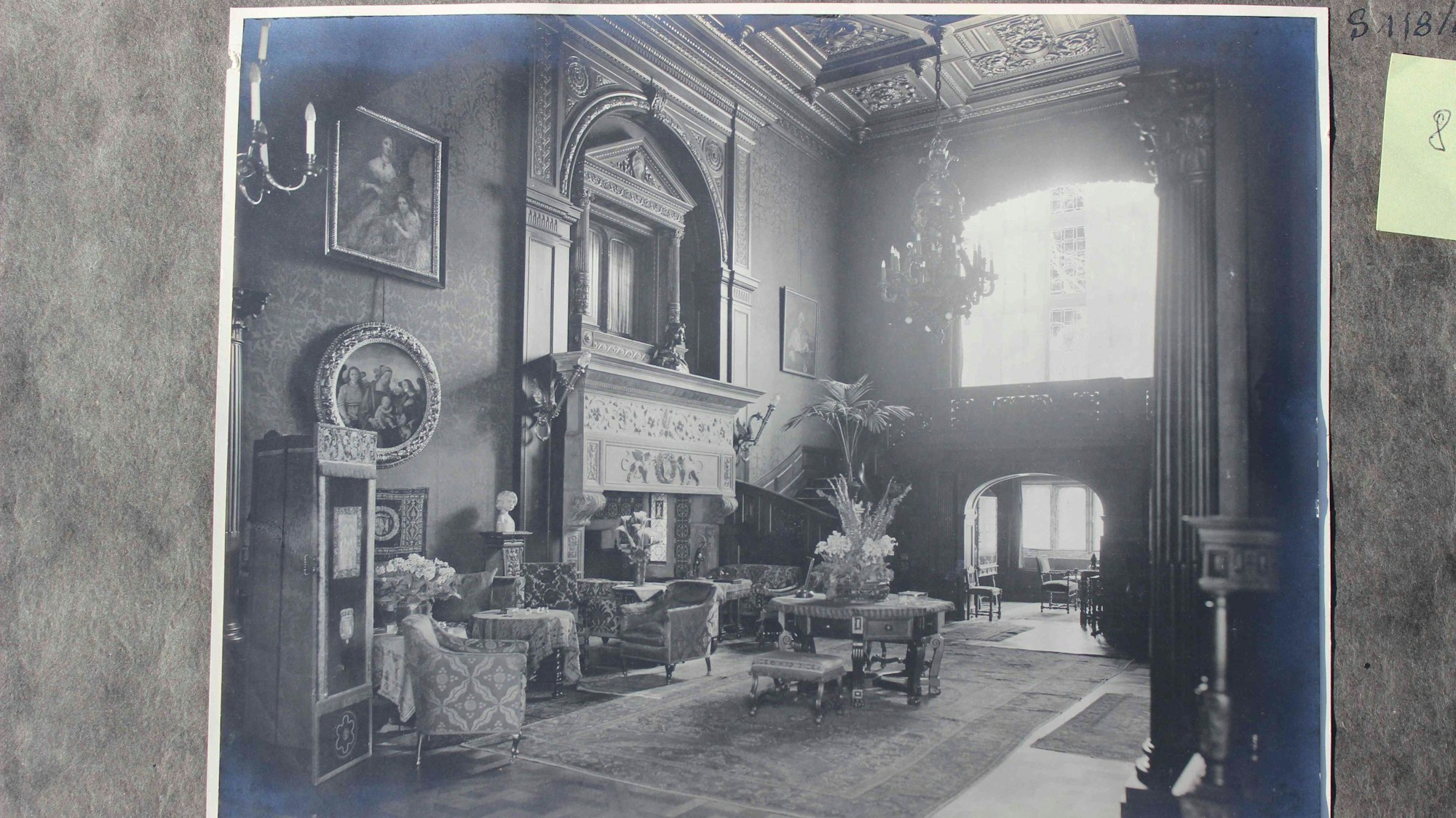 Das herrschaftliche Interieur der Villa am Sachsenring. Bereits 1942 erlitt das Palais schwere Kriegsbeschädigungen.