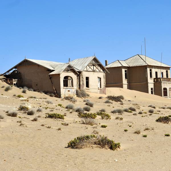 Blick auf verlassene Häuser in Kolmanskop.