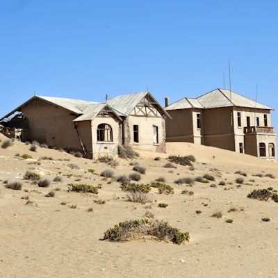 Blick auf verlassene Häuser in Kolmanskop.