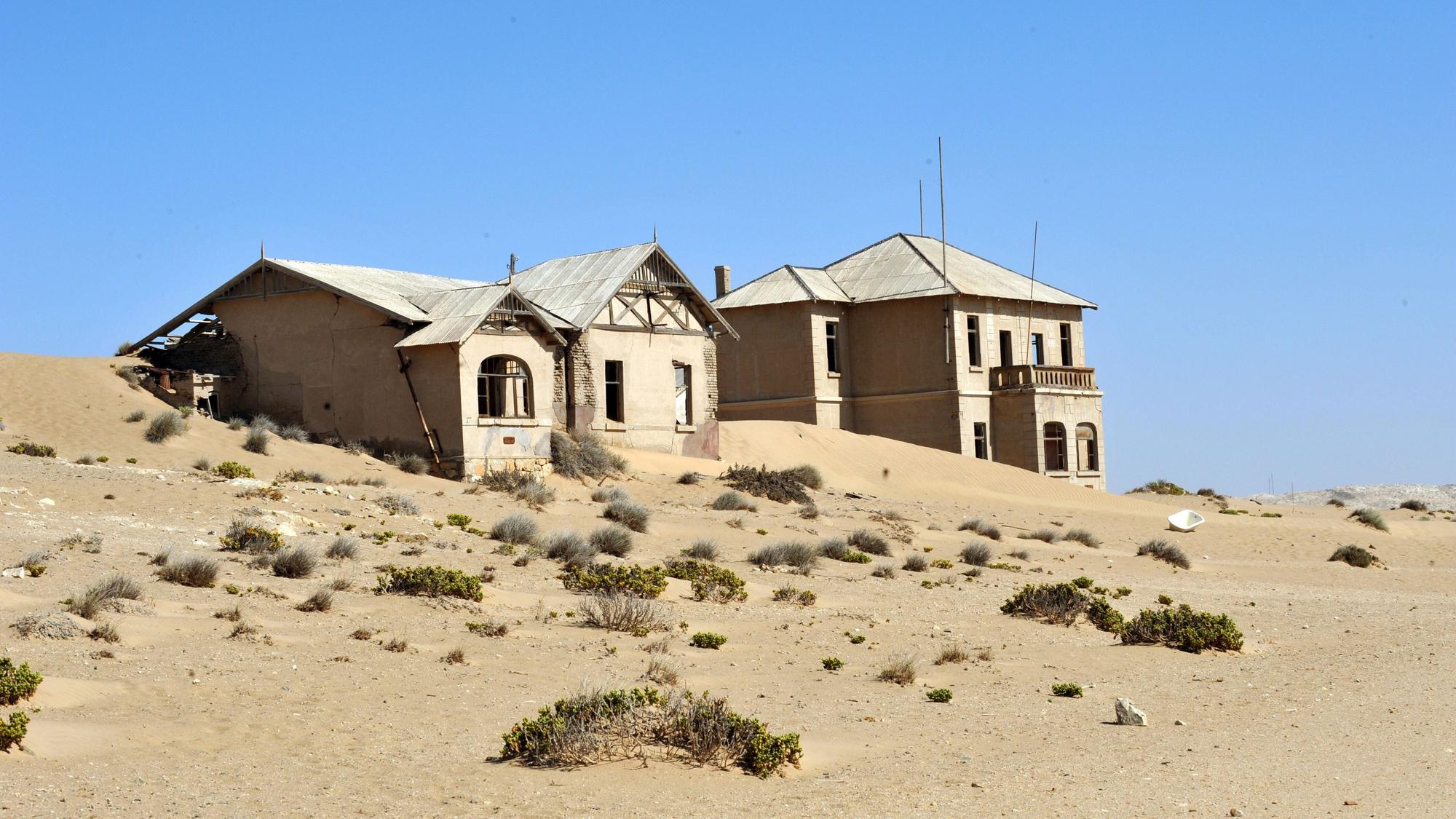 Blick auf verlassene Häuser in Kolmanskop.