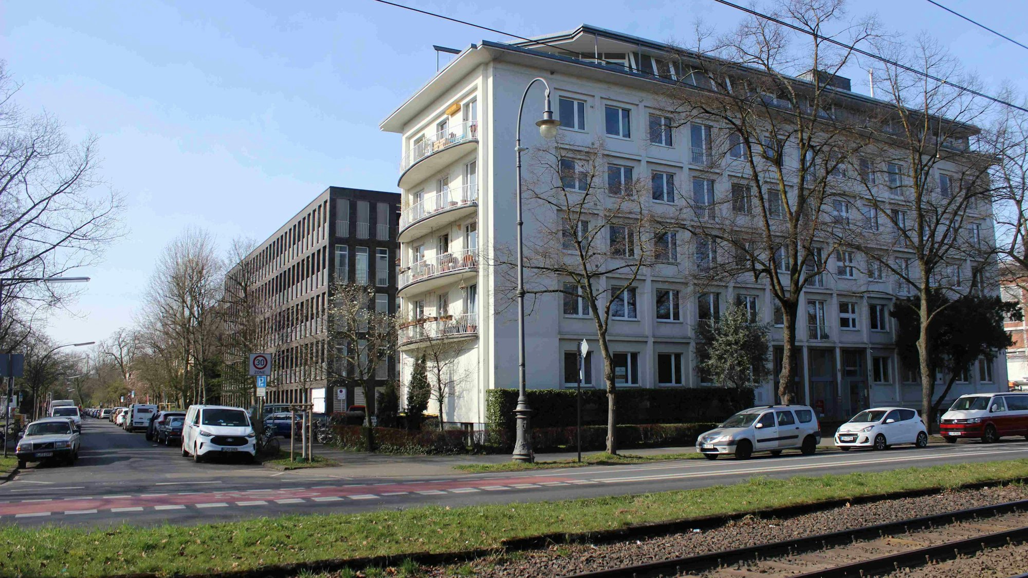 Durch modernere Wohn- und Geschäftshäuser hat das Grundstück am Sachsenring an Weite eingebüßt