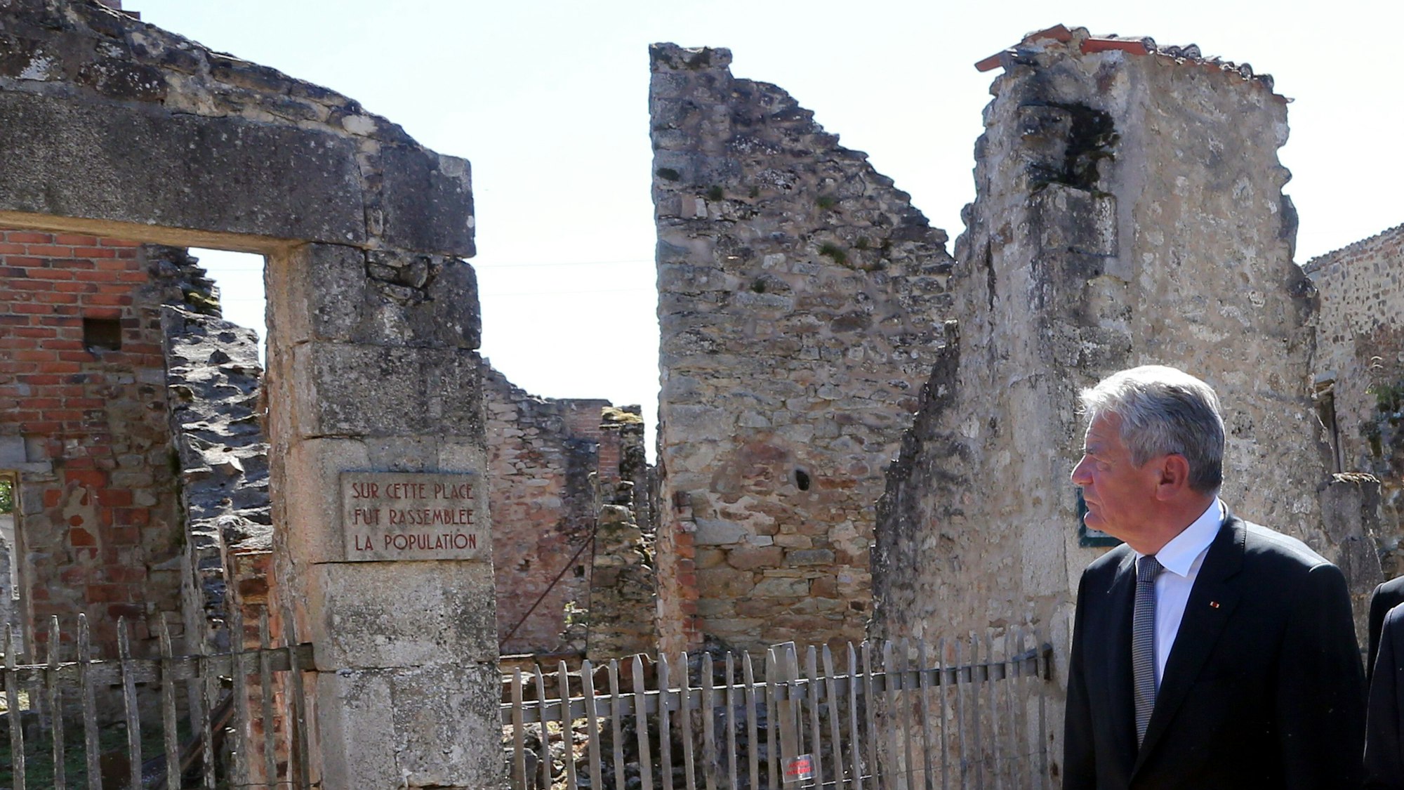 Bundespräsident Joachim Gauck steht vor der Gedenkstätte.