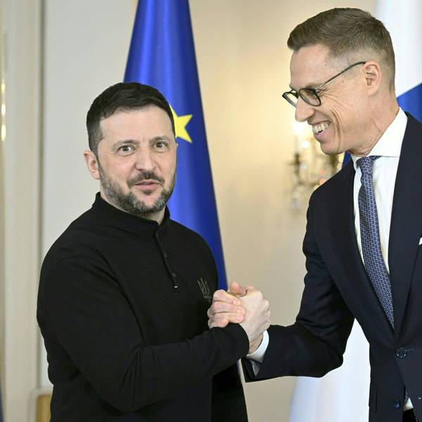 Finnlands Präsident Alexander Stubb und Ukraine-Präsident Wolodymyr Selenskyj begegnen sich auf einer Pressekonferenz in Helsinki. Zusammen wollen sie möglichst schnell eine Waffenruhe mit Russland erreichen.