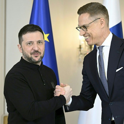 Finnlands Präsident Alexander Stubb und Ukraine-Präsident Wolodymyr Selenskyj begegnen sich auf einer Pressekonferenz in Helsinki. Zusammen wollen sie möglichst schnell eine Waffenruhe mit Russland erreichen.