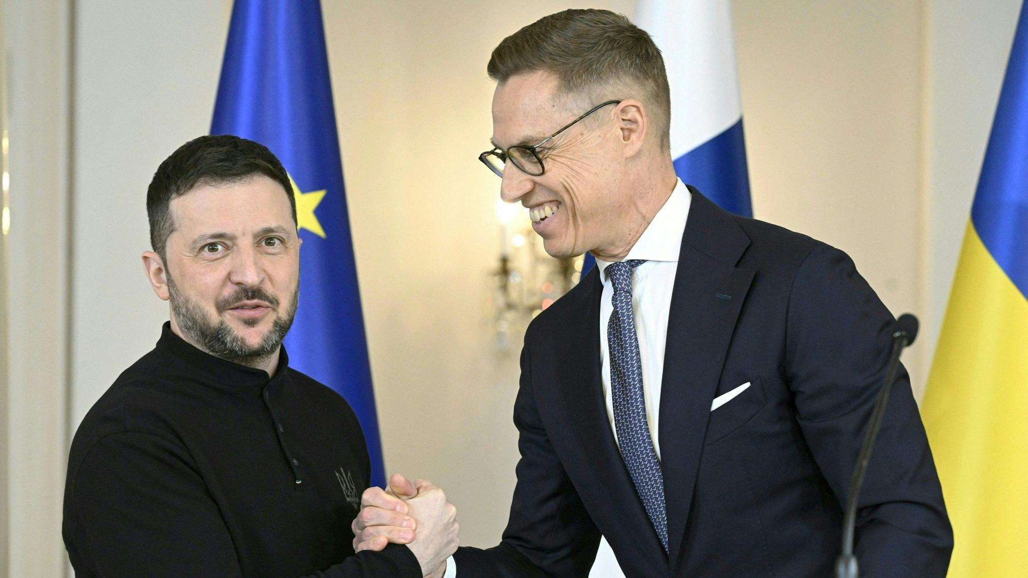 Finnlands Präsident Alexander Stubb und Ukraine-Präsident Wolodymyr Selenskyj begegnen sich auf einer Pressekonferenz in Helsinki. Zusammen wollen sie möglichst schnell eine Waffenruhe mit Russland erreichen.