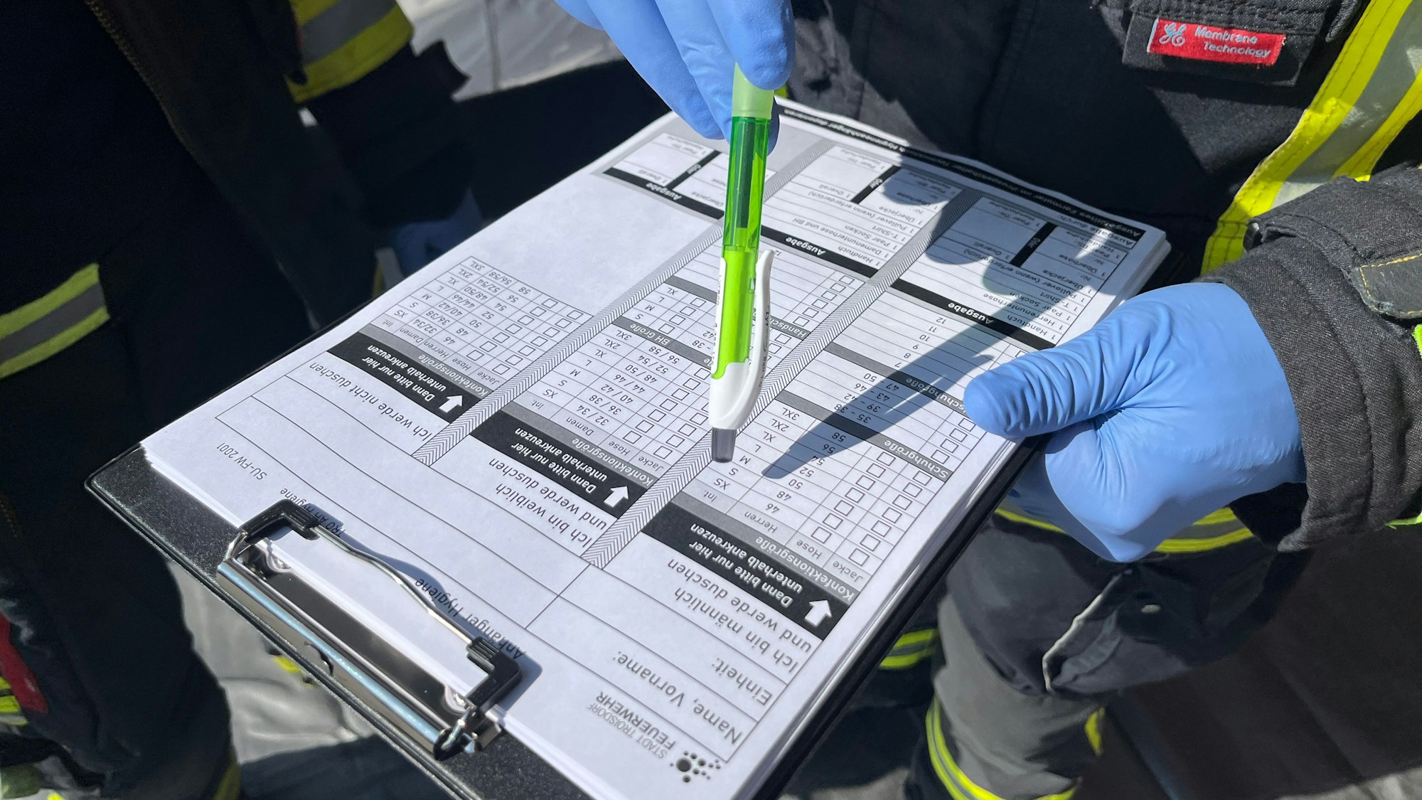 Auf einem Laufzettel wird unter anderem ermittelt, welche Ersatzkleidung benötigt wird.