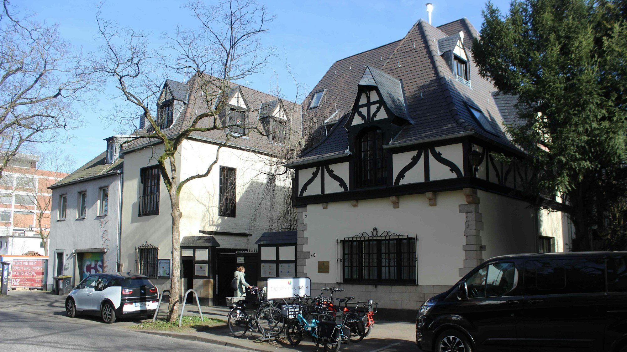 Das ehemalige Kutscherhaus an der Lothringer Straße gibt es heute noch und wird für Ateliers und Praxen genutzt