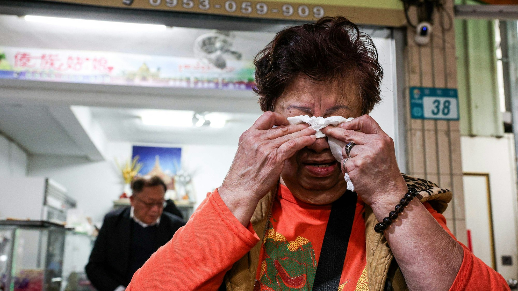 Yang Bi-ying bricht während eines Gesprächs mit Reportern in Tränen aus. Die Frau hat Angehörige im Erdbebengebiet in Myanmar.
