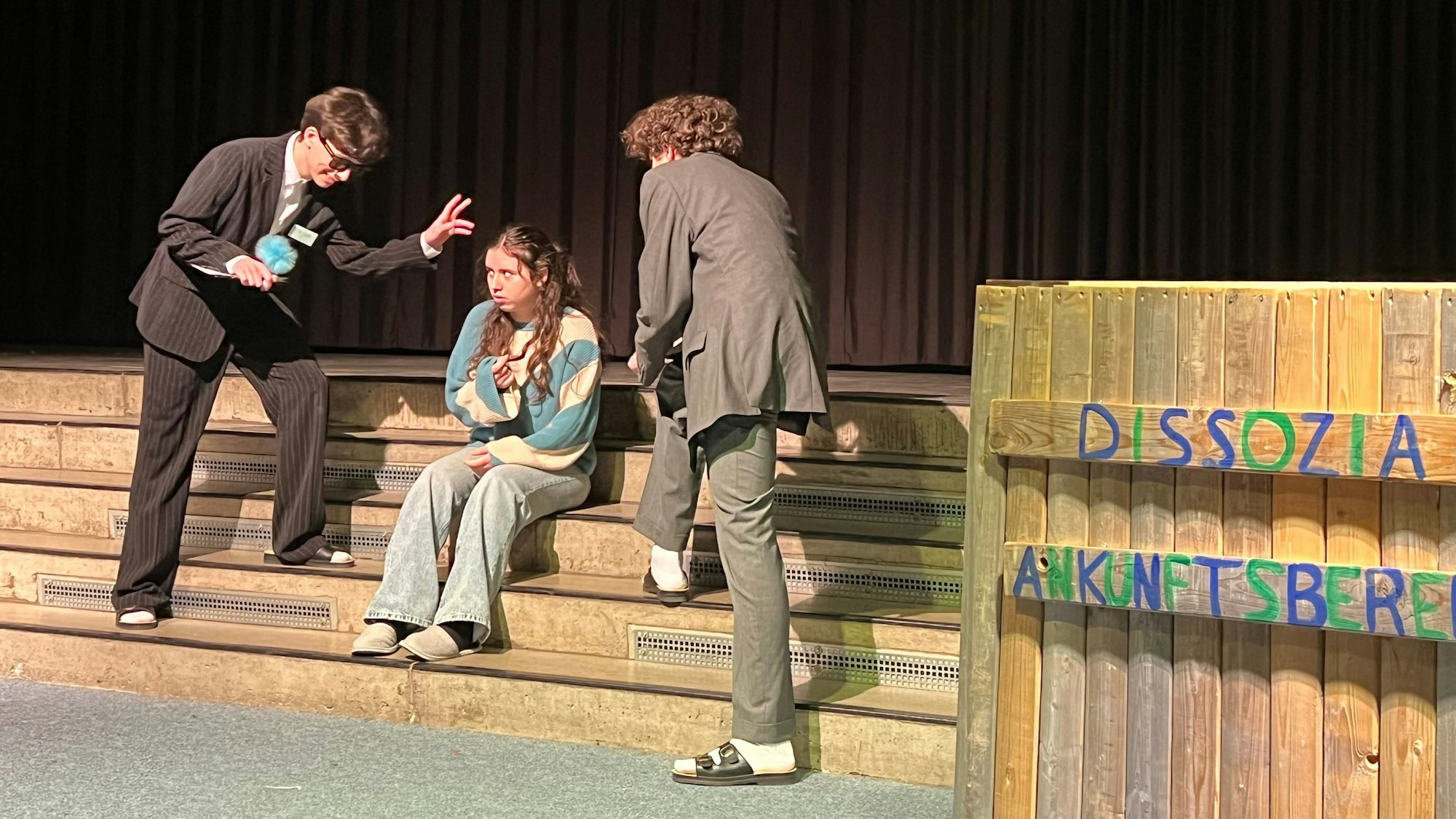 Theatergruppe des Lise-Meitner-Gymnasiums auf der Bühne