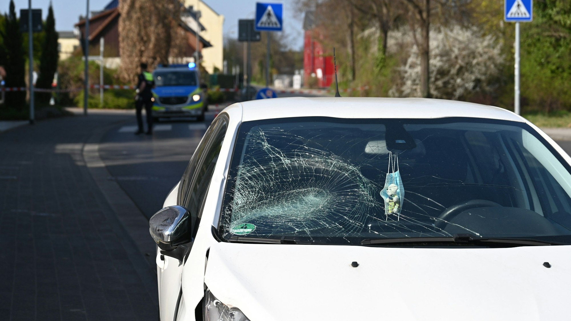 Auf dem Foto sind die gesperrte Unfallstelle und das beschädigte Auto zu sehen.