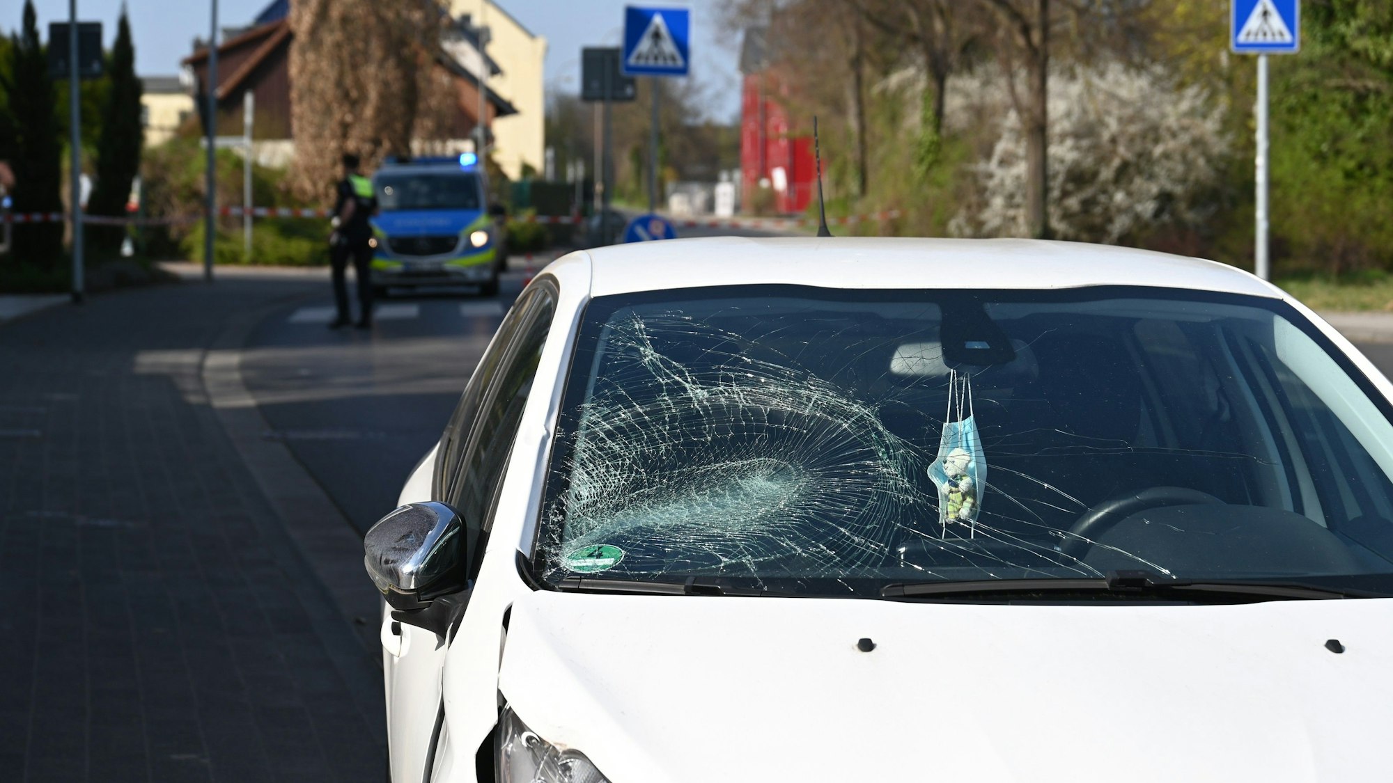 Auf dem Foto sind die gesperrte Unfallstelle und das beschädigte Auto zu sehen.