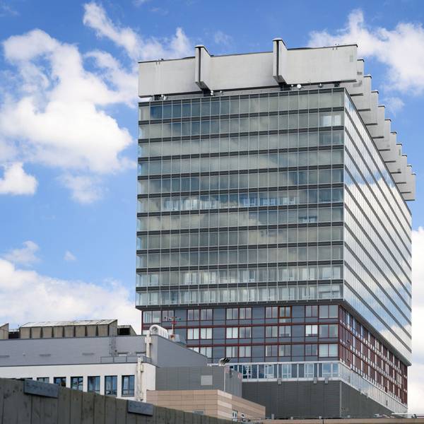 Bettenhaus der Uniklinik Köln Bettenhaus der Uniklinik Köln vor blauem Himmel mit Wolken
