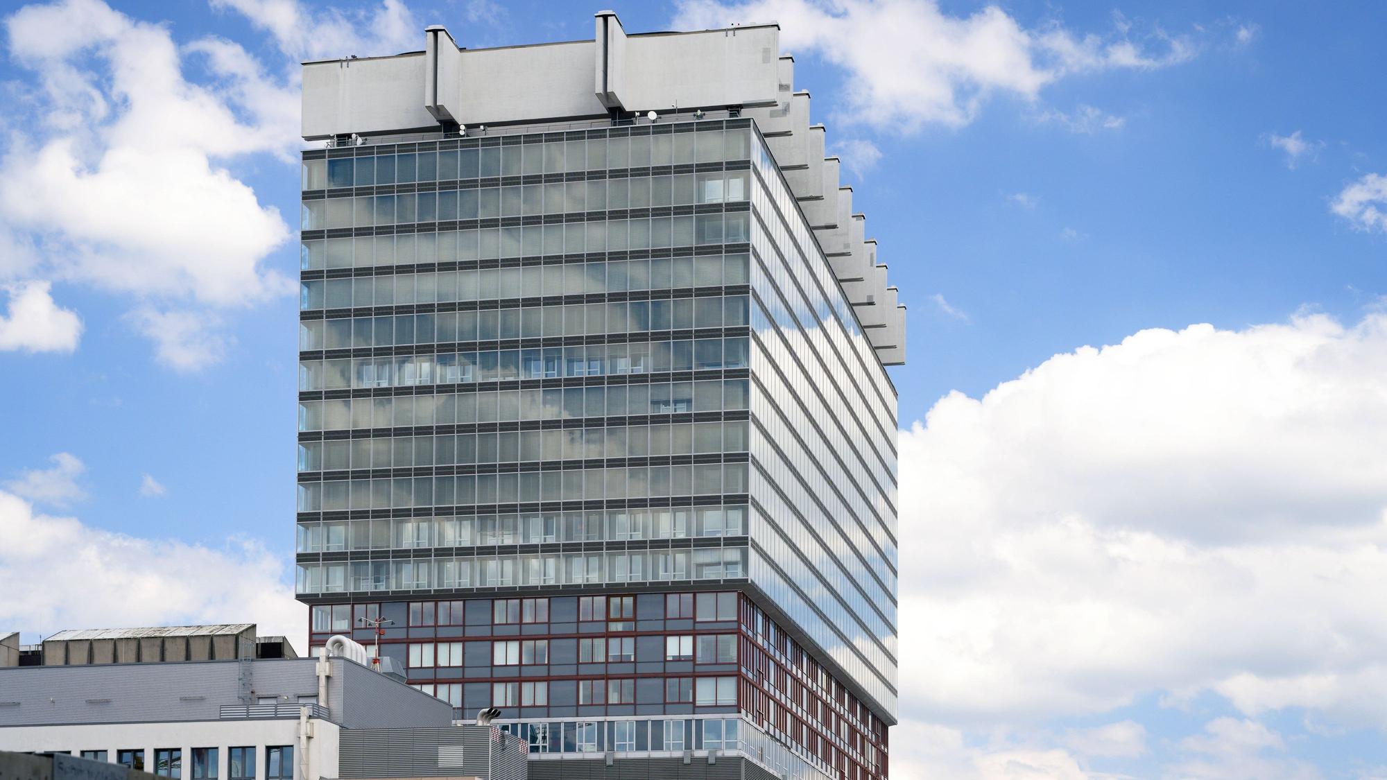 Bettenhaus der Uniklinik Köln Bettenhaus der Uniklinik Köln vor blauem Himmel mit Wolken