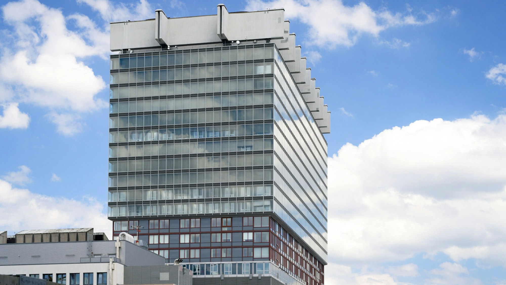 Bettenhaus der Uniklinik Köln Bettenhaus der Uniklinik Köln vor blauem Himmel mit Wolken