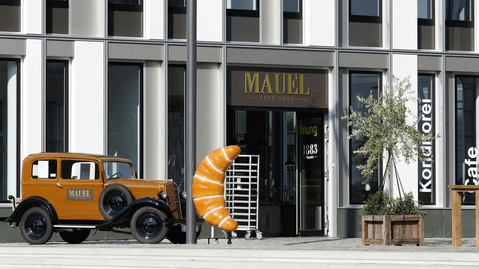 Die Verkaufsstelle der Bäckerei Mauel im Rheinauhafen in Köln.