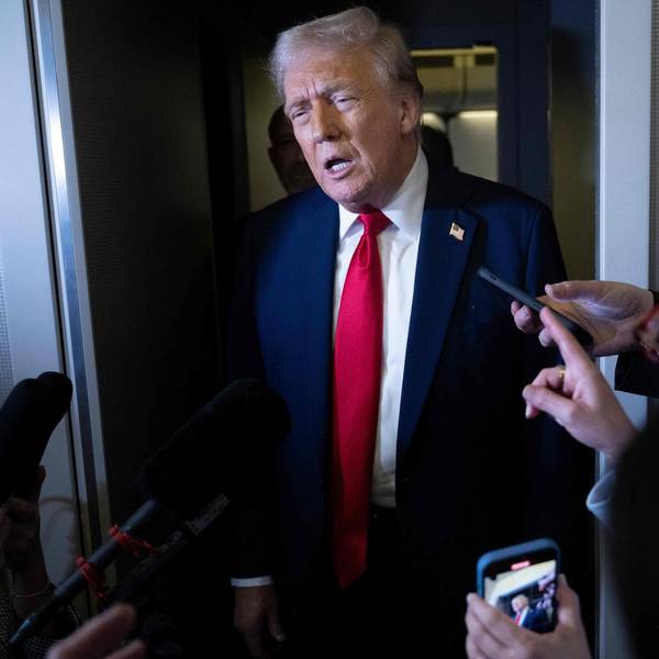 Donald Trump spricht in der Air Force One mit Pressevertretern.