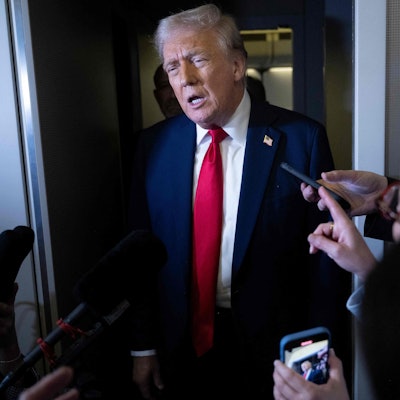 Donald Trump spricht in der Air Force One mit Pressevertretern.