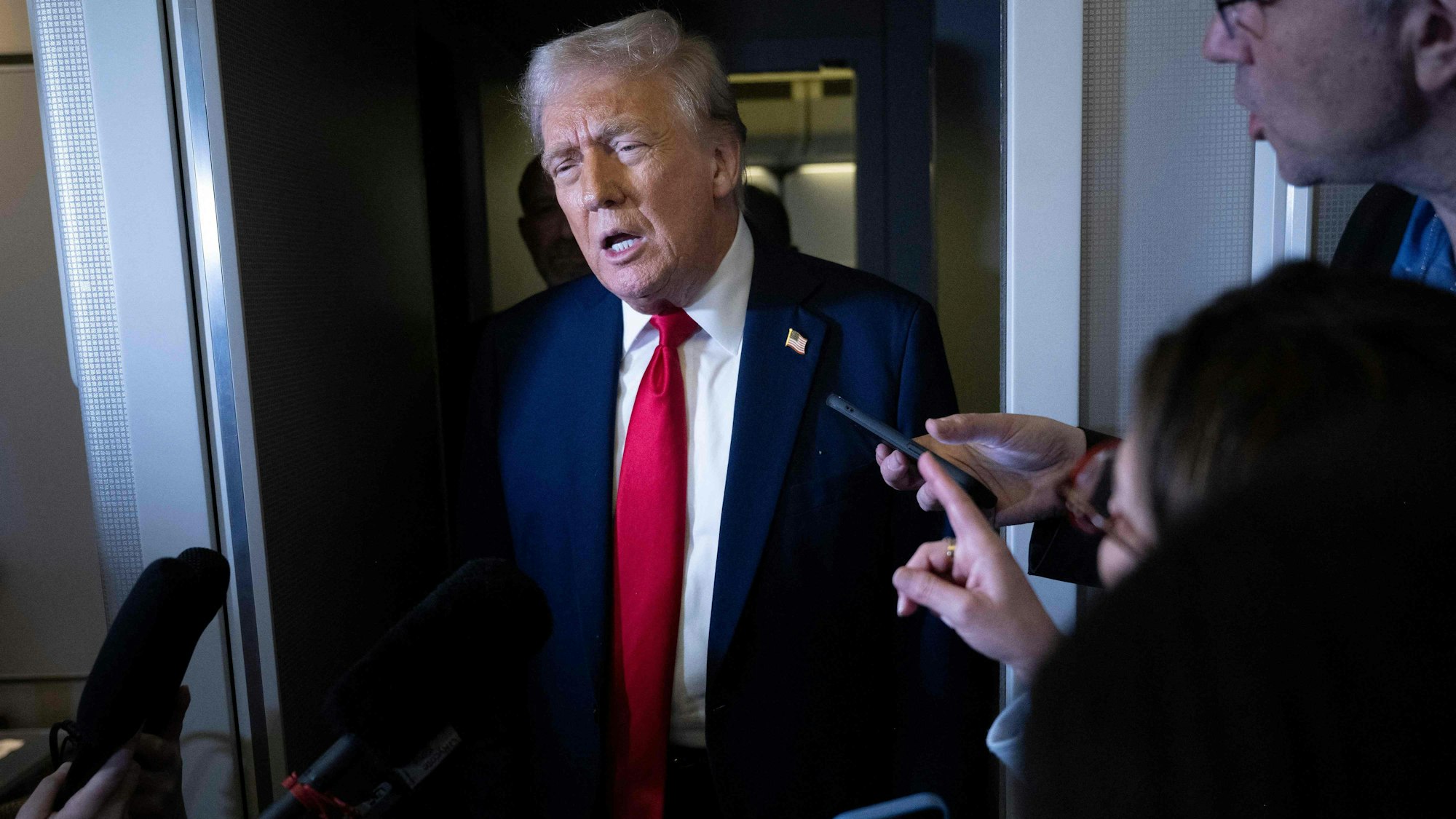 Donald Trump spricht in der Air Force One mit Pressevertretern.