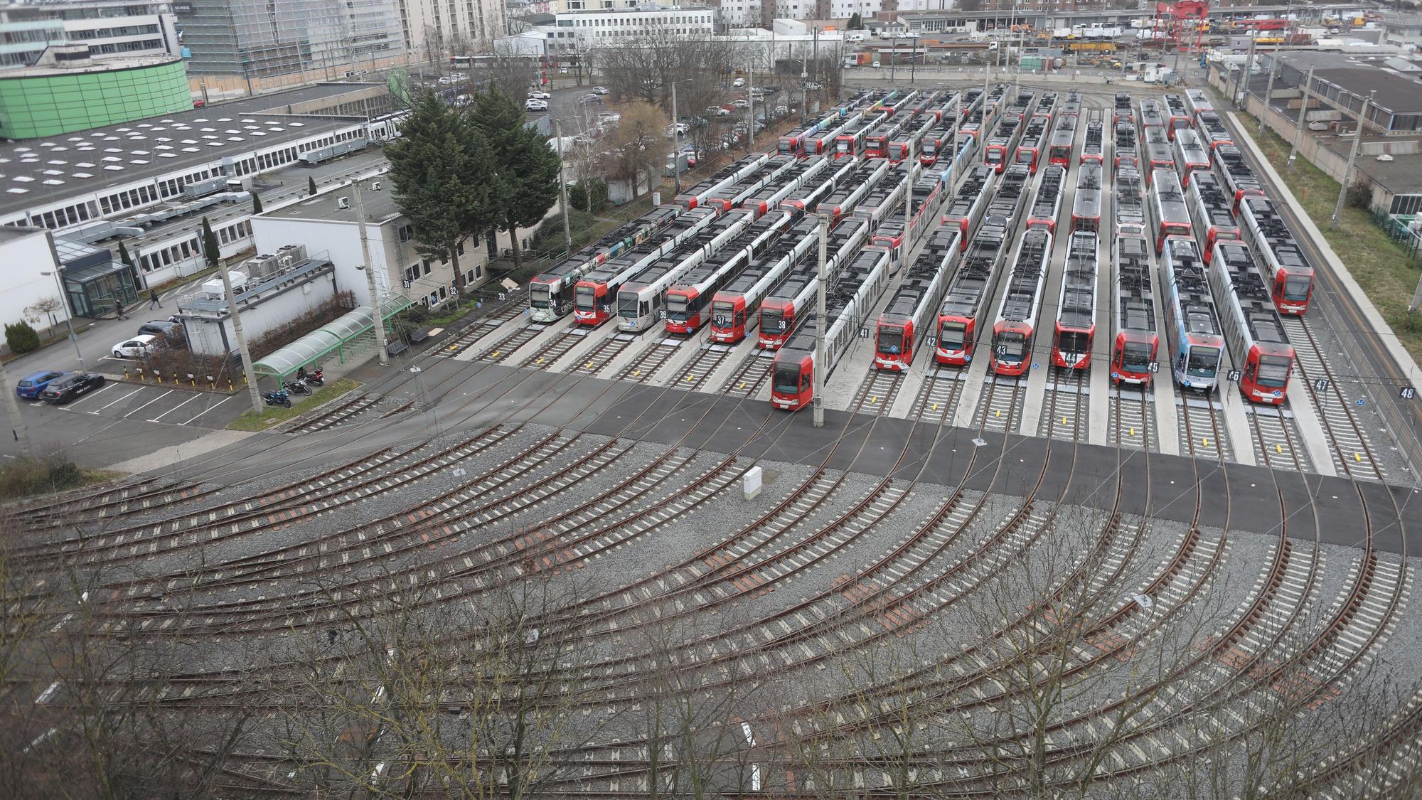 Die Kölner Verkehrs-Betriebe (KVB) haben zusätzliche Maßnahmen angekündigt, um Fans bequem und sicher zum Stadion und zurück zu befördern.