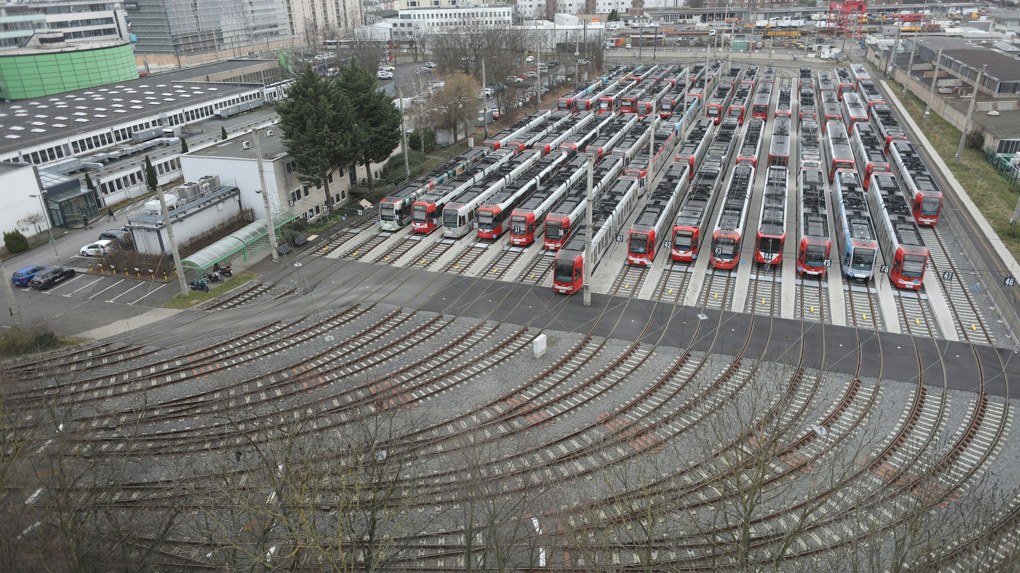 Die Kölner Verkehrs-Betriebe (KVB) haben zusätzliche Maßnahmen angekündigt, um Fans bequem und sicher zum Stadion und zurück zu befördern.