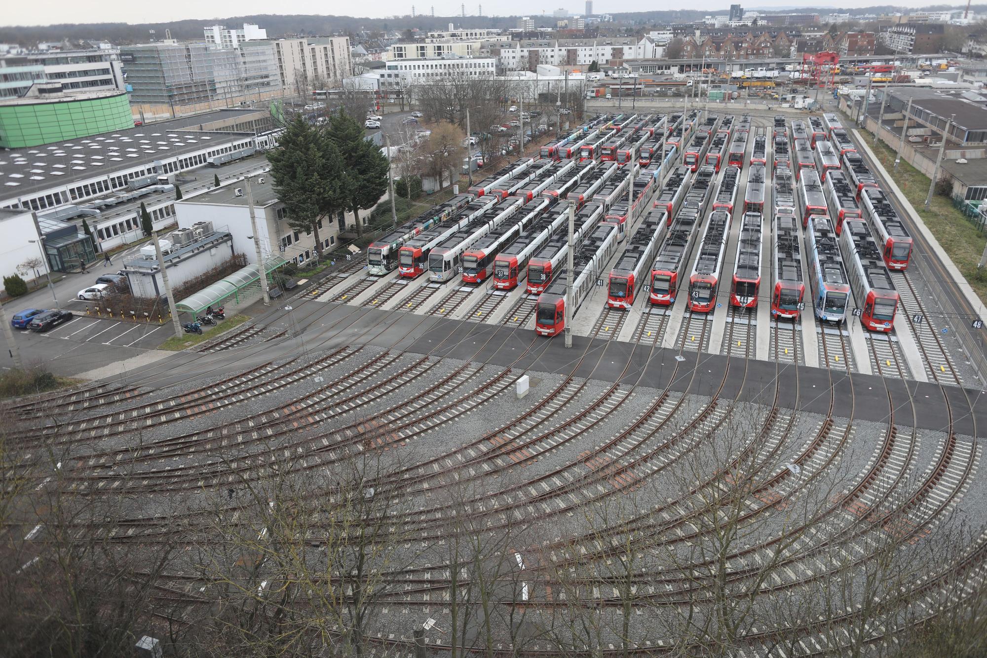 07.02.2025, Köln: Das Straßenbahn Depot der KVB an der Scheidweilerstraße am Fratagmittag. Alle Bahnen stehen still. Die Gewerkschaft Verdi hat für Freitag, 7. Februar, zu einem ganztägigen ÖPNV-Warnstreik aufgerufen. Aufgerufen sind unter anderem die Mitarbeitenden der KVB. Das bedeutet: Ab 3 Uhr in der Nacht zu Freitag und bis zum Beginn des Betriebstages am Samstag, 8. Februar, fahren keine KVB-Stadtbahnen. Foto: Arton Krasniqi