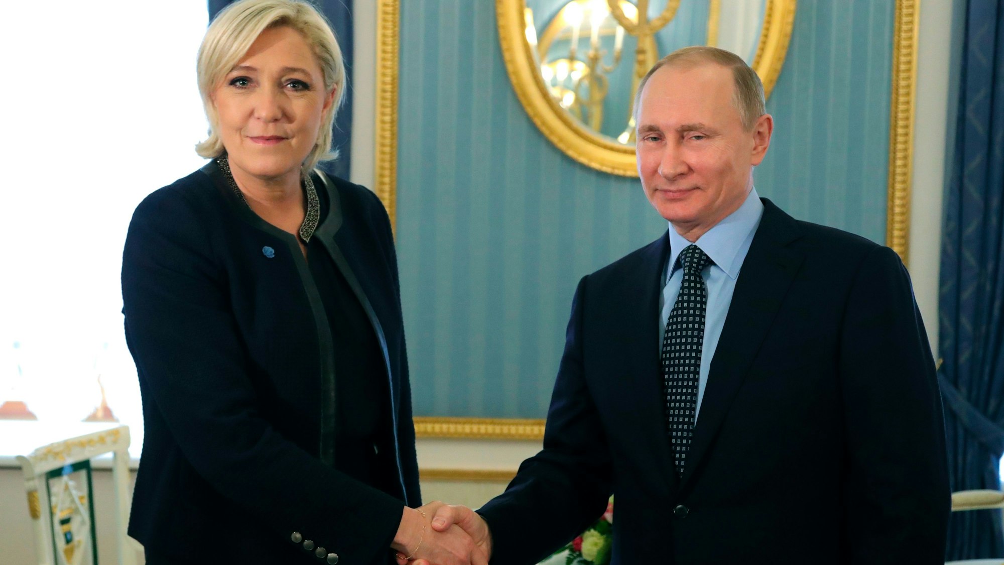 Die französische Präsidentschaftskandidatin Marine Le Pen gibt mit dem russischen Wladimir Putin, im Kreml die Hand. Kremlchef Wladimir Putin hat 2017 Marine Le Pen in Moskau empfangen.