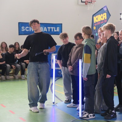 Moderator Lukas Leonardt (l.) bereitet die 7c auf die Aufzeichnung vor.