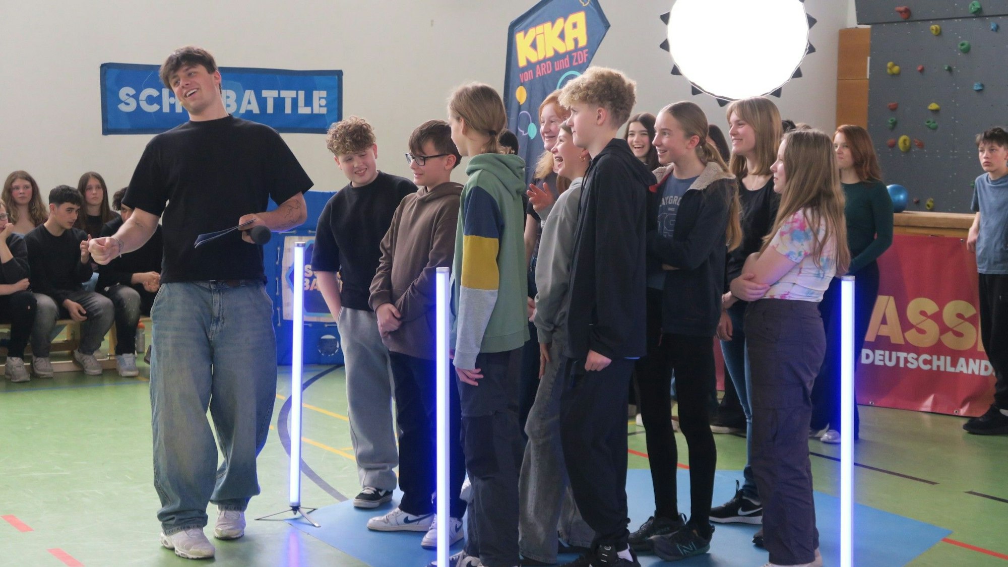 Moderator Lukas Leonardt (l.) bereitet die 7c auf die Aufzeichnung vor.