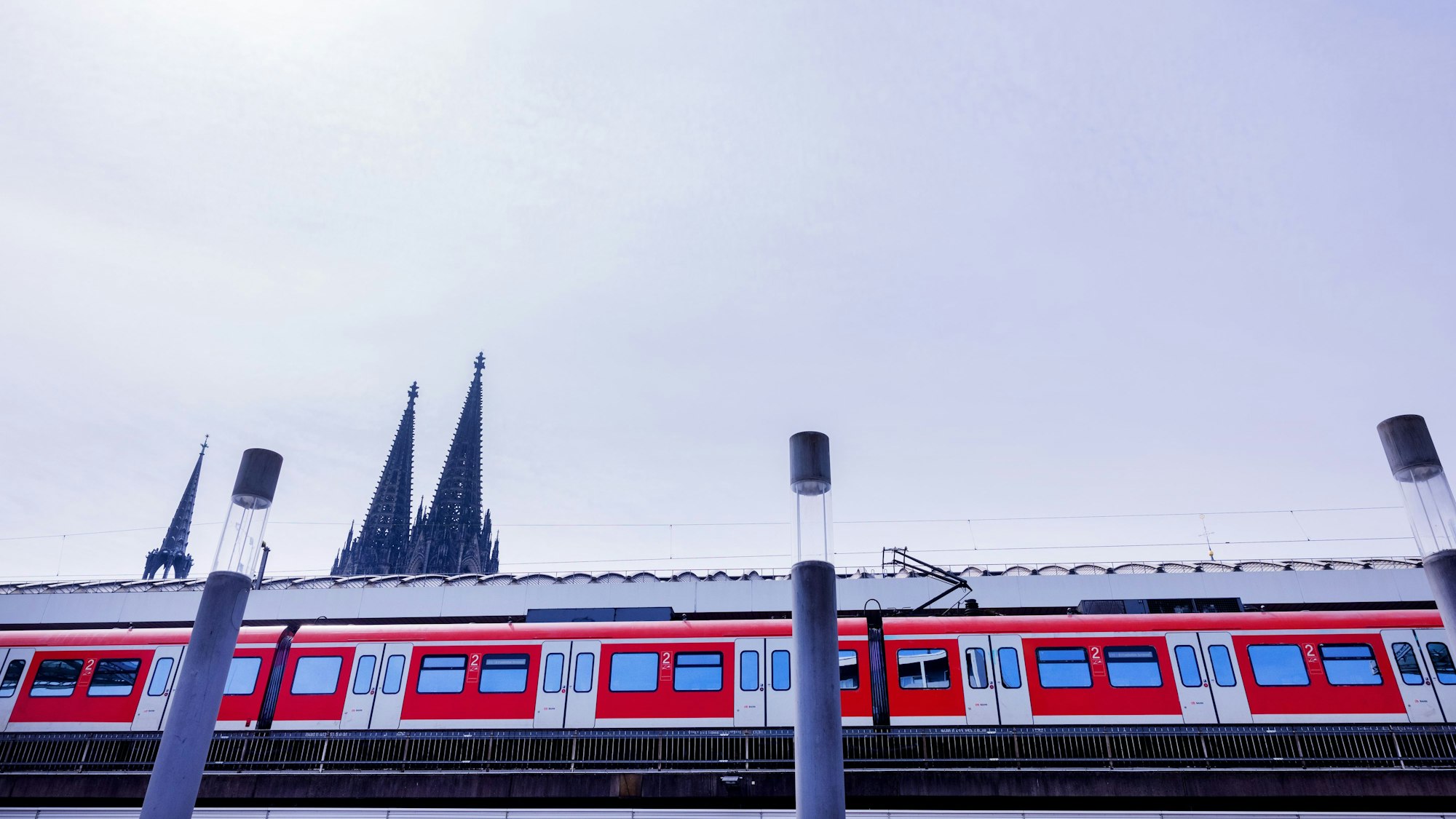PRODUKTION - 27.04.2023, Nordrhein-Westfalen, Köln: Eine Regionalbahn der Deutschen Bahn (DB) fährt vor der Kulisse des Kölner Doms in den Hauptbahnhof ein. Mitten im Trubel von Rosenmontag hat ein ehrlicher Finder in Köln einen Rucksack mit mehr als 12.800 Euro im örtlichen Fundbüro der Deutschen Bahn abgegeben. (zu dpa: «Rucksack mit 12.800 Euro aus Zug in Fundbüro abgegeben») Foto: Rolf Vennenbernd/dpa +++ dpa-Bildfunk +++