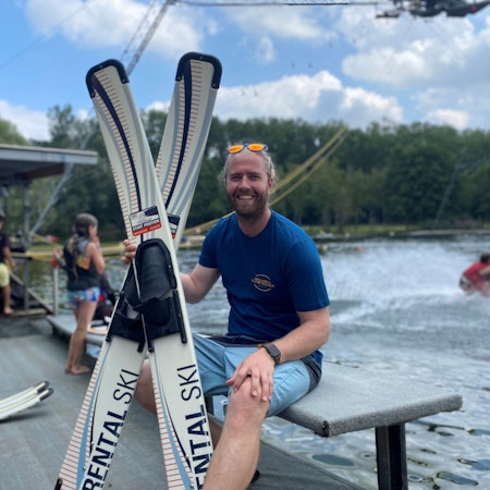 Zu sehen ist Milan Robinet und hinter ihm der Bleibtreusee.