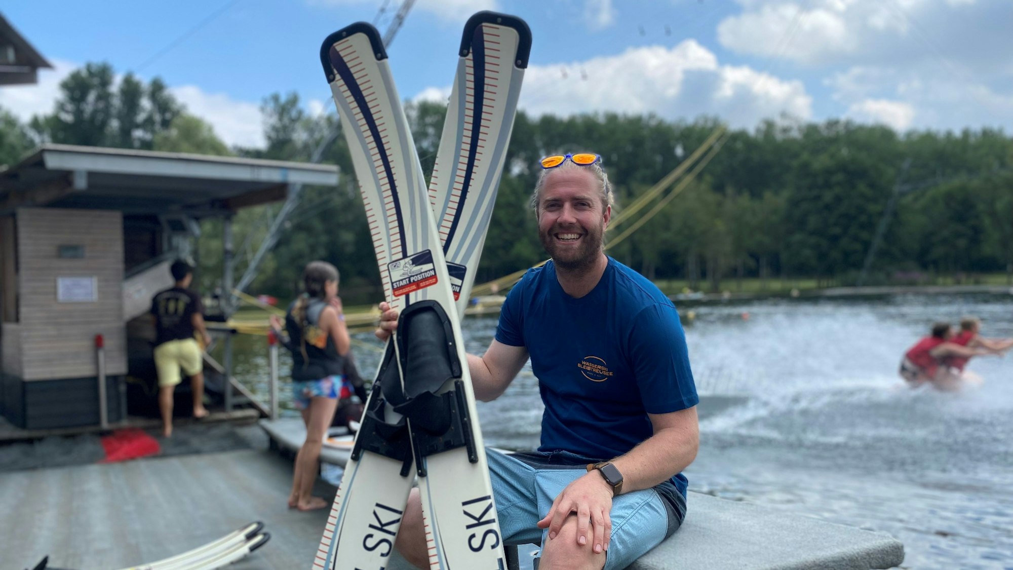 Zu sehen ist Milan Robinet und hinter ihm der Bleibtreusee.