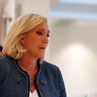 Die rechtsnationale französische Politikerin Marine Le Pen verlässt den Gerichtssaal, nachdem ein französisches Gericht sie in einem Veruntreuungsfall für schuldig befunden hat.